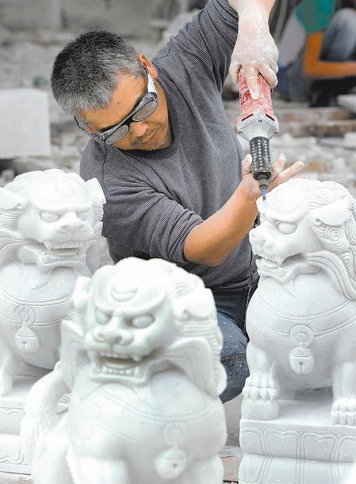石材加工企业在赶制订单产品